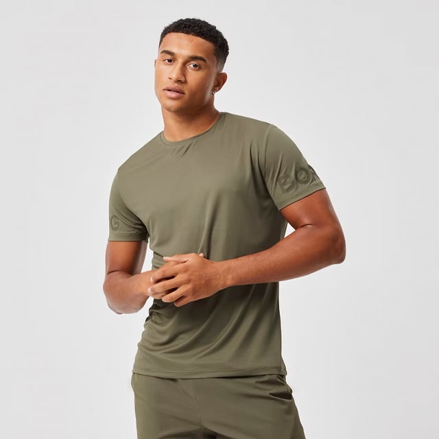 Borg Light T-shirt - Sustainable Performance Wear: Elevate your active wardrobe with the Björn Borg Borg Light T-shirt, designed for those who demand both style and sustainability. Crafted from 100% recycled polyester, this performance tee offers a regular fit and features a longer length, making it ideal for high-intensity workouts, especially those involving overhead movements. The T-shirt is quick-drying and includes iconic Borg branding on the sleeves, combining function and fashion effortlessly. Perfect for year-round use, this versatile T-shirt is available in a range of seasonal colors. Extra Product Details:. 100% Recycled Polyester Regular Fit with Longer length Quick-Drying Fabric Borg Print on Arms Round Neckline Machine Washable Ideal for All Seasons. This T-shirt is an essential addition to any fitness enthusiast's wardrobe, delivering performance while contributing to a more sustainable planet.