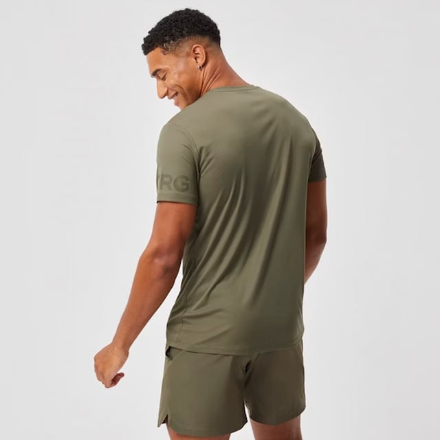 Borg Light T-shirt - Sustainable Performance Wear: Elevate your active wardrobe with the Björn Borg Borg Light T-shirt, designed for those who demand both style and sustainability. Crafted from 100% recycled polyester, this performance tee offers a regular fit and features a longer length, making it ideal for high-intensity workouts, especially those involving overhead movements. The T-shirt is quick-drying and includes iconic Borg branding on the sleeves, combining function and fashion effortlessly. Perfect for year-round use, this versatile T-shirt is available in a range of seasonal colors. Extra Product Details:. 100% Recycled Polyester Regular Fit with Longer length Quick-Drying Fabric Borg Print on Arms Round Neckline Machine Washable Ideal for All Seasons. This T-shirt is an essential addition to any fitness enthusiast's wardrobe, delivering performance while contributing to a more sustainable planet.
