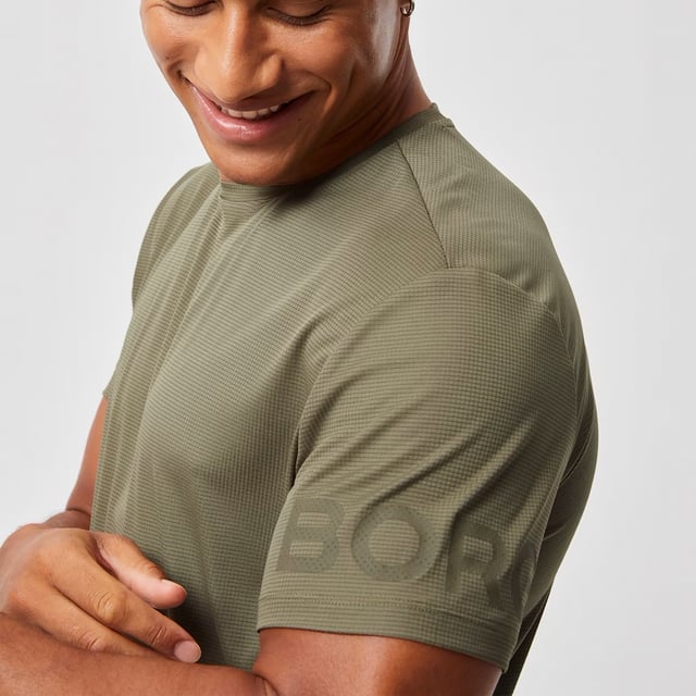 Borg Light T-shirt - Sustainable Performance Wear: Elevate your active wardrobe with the Björn Borg Borg Light T-shirt, designed for those who demand both style and sustainability. Crafted from 100% recycled polyester, this performance tee offers a regular fit and features a longer length, making it ideal for high-intensity workouts, especially those involving overhead movements. The T-shirt is quick-drying and includes iconic Borg branding on the sleeves, combining function and fashion effortlessly. Perfect for year-round use, this versatile T-shirt is available in a range of seasonal colors. Extra Product Details:. 100% Recycled Polyester Regular Fit with Longer length Quick-Drying Fabric Borg Print on Arms Round Neckline Machine Washable Ideal for All Seasons. This T-shirt is an essential addition to any fitness enthusiast's wardrobe, delivering performance while contributing to a more sustainable planet.
