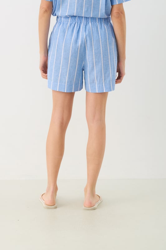 Easy fit,Comfort Taile,Mitte des Oberschenkels  Schonwäsche 30°, Nicht bleichen, Nicht im Trockner trocknen, Tropnass aufhängen im Schatten, Kalt bügeln max. 110° C, Trockenreinigung  55% Leinen,45% Baumwolle
