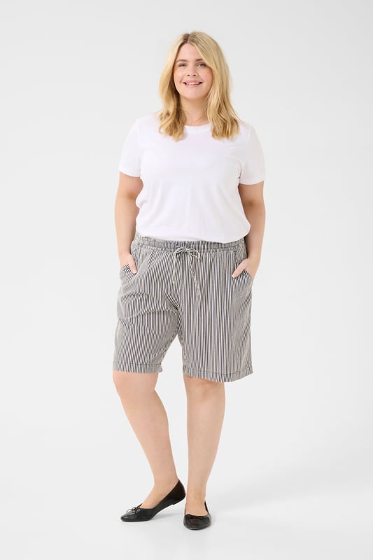 Loose fit,Elastische Taille,Mitte des Oberschenkels,Gerade  30° waschbar, Nicht bleichen, Trocknen im Trockner schonend, Tropnass aufhängen im Schatten, Warm bügeln max. 150° C, Trockenreinigung  100% Baumwolle