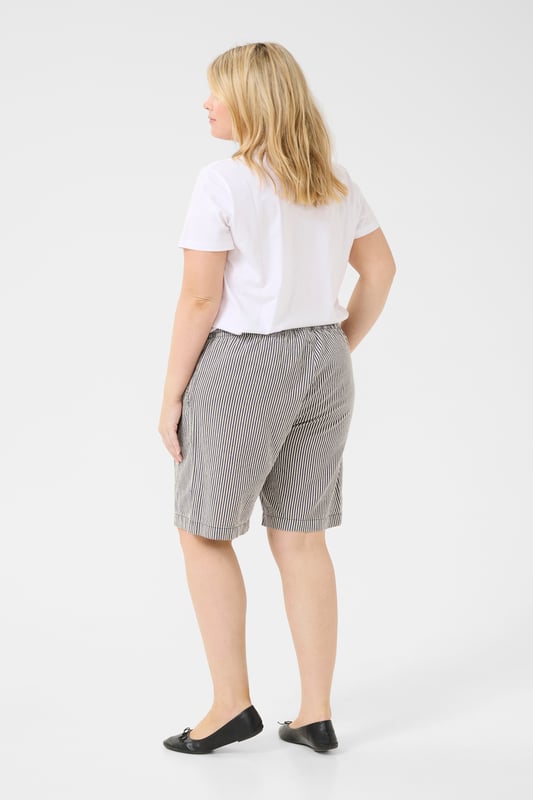 Loose fit,Elastische Taille,Mitte des Oberschenkels,Gerade  30° waschbar, Nicht bleichen, Trocknen im Trockner schonend, Tropnass aufhängen im Schatten, Warm bügeln max. 150° C, Trockenreinigung  100% Baumwolle