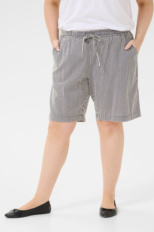 Loose fit,Elastische Taille,Mitte des Oberschenkels,Gerade  30° waschbar, Nicht bleichen, Trocknen im Trockner schonend, Tropnass aufhängen im Schatten, Warm bügeln max. 150° C, Trockenreinigung  100% Baumwolle