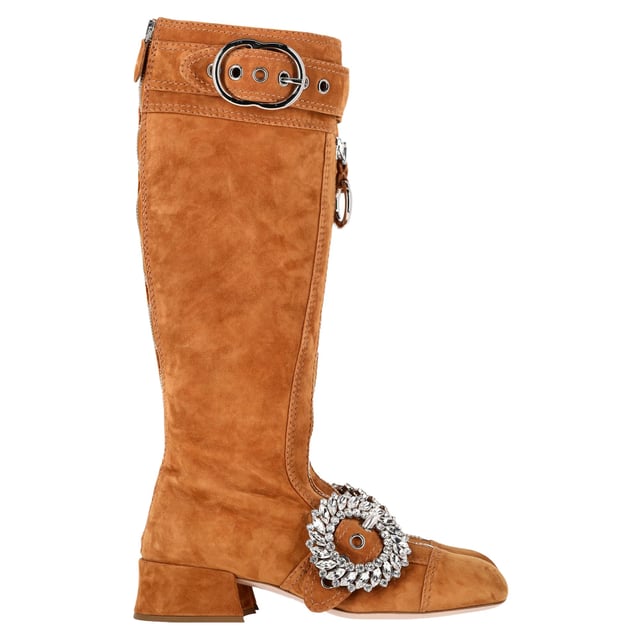 Empfohlener Verkaufspreis
Die Miu Miu Kniestiefel mit Reißverschluss und Verzierung aus braunem Wildleder vereinen Vintage-Charme und modernen Glamour mit aufwendigen Verzierungen und eleganten Reißverschlüssen. Aus edlem Wildleder gefertigt, verleihen diese Statement-Stiefel jedem Outfit Struktur und Persönlichkeit. Kombinieren Sie sie mit einem fließenden Boho-Kleid oder einem strukturierten Minirock, um ihren dramatischen Flair mit müheloser Eleganz zu vereinen.

Miu Miu Kniestiefel mit Reißverschluss und Verzierung aus braunem Wildleder

Zustand: Ausgezeichnet
Gebrauchsspuren: Keine sichtbaren Gebrauchsspuren. Keine Flecken an der Innensohle. Unbenutzt oder einmal getragen, aber wie neu. Sehr leichte Flecken an der Sohle.
Verpackung: Staubbeutel
Farbe: Braun | Ocker
Material: Wildleder | Wildleder
Größe: IT | 38,5
Maße: Absatzhöhe: 40; Innensohlenlänge: 265
Artikelnummer: NAPPUGBSH489772W