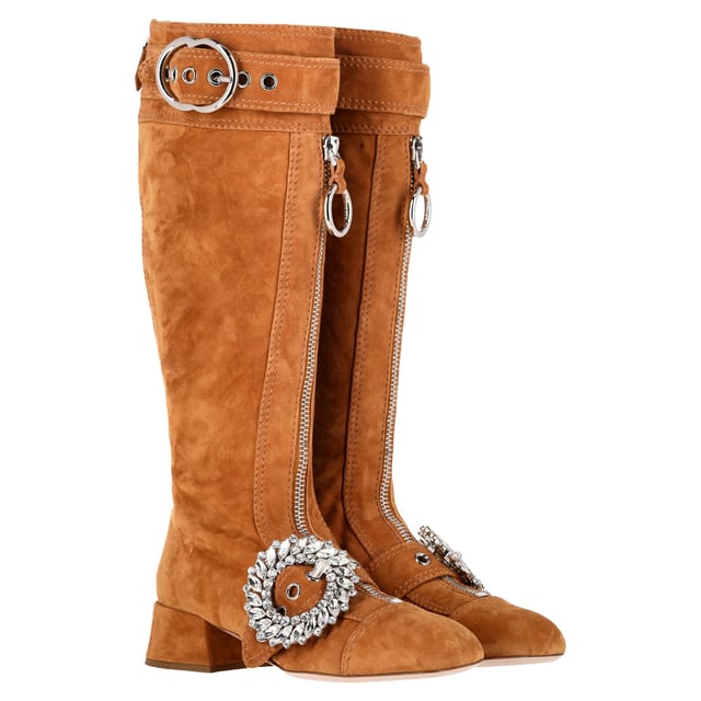 Empfohlener Verkaufspreis
Die Miu Miu Kniestiefel mit Reißverschluss und Verzierung aus braunem Wildleder vereinen Vintage-Charme und modernen Glamour mit aufwendigen Verzierungen und eleganten Reißverschlüssen. Aus edlem Wildleder gefertigt, verleihen diese Statement-Stiefel jedem Outfit Struktur und Persönlichkeit. Kombinieren Sie sie mit einem fließenden Boho-Kleid oder einem strukturierten Minirock, um ihren dramatischen Flair mit müheloser Eleganz zu vereinen.

Miu Miu Kniestiefel mit Reißverschluss und Verzierung aus braunem Wildleder

Zustand: Ausgezeichnet
Gebrauchsspuren: Keine sichtbaren Gebrauchsspuren. Keine Flecken an der Innensohle. Unbenutzt oder einmal getragen, aber wie neu. Sehr leichte Flecken an der Sohle.
Verpackung: Staubbeutel
Farbe: Braun | Ocker
Material: Wildleder | Wildleder
Größe: IT | 38,5
Maße: Absatzhöhe: 40; Innensohlenlänge: 265
Artikelnummer: NAPPUGBSH489772W