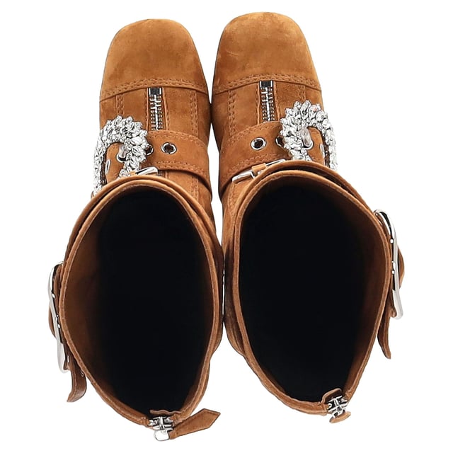 Empfohlener Verkaufspreis
Die Miu Miu Kniestiefel mit Reißverschluss und Verzierung aus braunem Wildleder vereinen Vintage-Charme und modernen Glamour mit aufwendigen Verzierungen und eleganten Reißverschlüssen. Aus edlem Wildleder gefertigt, verleihen diese Statement-Stiefel jedem Outfit Struktur und Persönlichkeit. Kombinieren Sie sie mit einem fließenden Boho-Kleid oder einem strukturierten Minirock, um ihren dramatischen Flair mit müheloser Eleganz zu vereinen.

Miu Miu Kniestiefel mit Reißverschluss und Verzierung aus braunem Wildleder

Zustand: Ausgezeichnet
Gebrauchsspuren: Keine sichtbaren Gebrauchsspuren. Keine Flecken an der Innensohle. Unbenutzt oder einmal getragen, aber wie neu. Sehr leichte Flecken an der Sohle.
Verpackung: Staubbeutel
Farbe: Braun | Ocker
Material: Wildleder | Wildleder
Größe: IT | 38,5
Maße: Absatzhöhe: 40; Innensohlenlänge: 265
Artikelnummer: NAPPUGBSH489772W