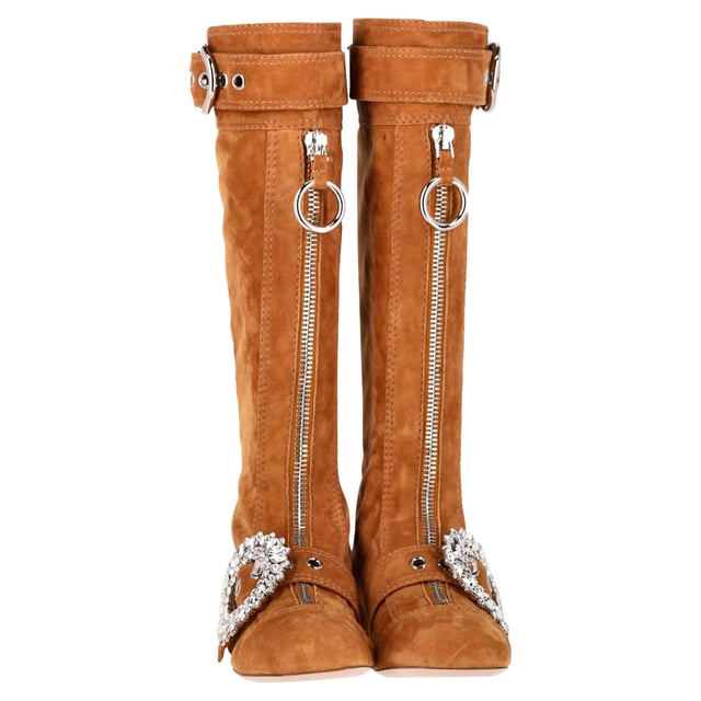 Empfohlener Verkaufspreis
Die Miu Miu Kniestiefel mit Reißverschluss und Verzierung aus braunem Wildleder vereinen Vintage-Charme und modernen Glamour mit aufwendigen Verzierungen und eleganten Reißverschlüssen. Aus edlem Wildleder gefertigt, verleihen diese Statement-Stiefel jedem Outfit Struktur und Persönlichkeit. Kombinieren Sie sie mit einem fließenden Boho-Kleid oder einem strukturierten Minirock, um ihren dramatischen Flair mit müheloser Eleganz zu vereinen.

Miu Miu Kniestiefel mit Reißverschluss und Verzierung aus braunem Wildleder

Zustand: Ausgezeichnet
Gebrauchsspuren: Keine sichtbaren Gebrauchsspuren. Keine Flecken an der Innensohle. Unbenutzt oder einmal getragen, aber wie neu. Sehr leichte Flecken an der Sohle.
Verpackung: Staubbeutel
Farbe: Braun | Ocker
Material: Wildleder | Wildleder
Größe: IT | 38,5
Maße: Absatzhöhe: 40; Innensohlenlänge: 265
Artikelnummer: NAPPUGBSH489772W