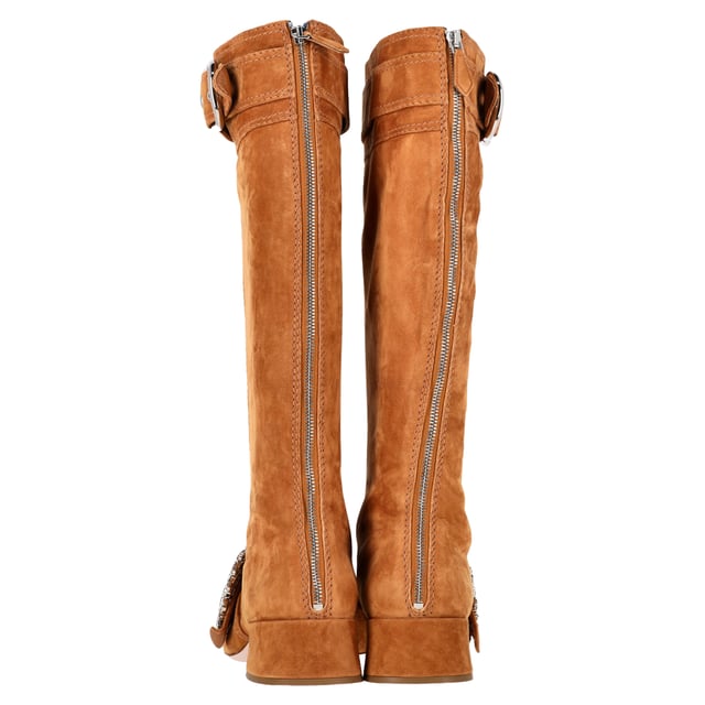 Empfohlener Verkaufspreis
Die Miu Miu Kniestiefel mit Reißverschluss und Verzierung aus braunem Wildleder vereinen Vintage-Charme und modernen Glamour mit aufwendigen Verzierungen und eleganten Reißverschlüssen. Aus edlem Wildleder gefertigt, verleihen diese Statement-Stiefel jedem Outfit Struktur und Persönlichkeit. Kombinieren Sie sie mit einem fließenden Boho-Kleid oder einem strukturierten Minirock, um ihren dramatischen Flair mit müheloser Eleganz zu vereinen.

Miu Miu Kniestiefel mit Reißverschluss und Verzierung aus braunem Wildleder

Zustand: Ausgezeichnet
Gebrauchsspuren: Keine sichtbaren Gebrauchsspuren. Keine Flecken an der Innensohle. Unbenutzt oder einmal getragen, aber wie neu. Sehr leichte Flecken an der Sohle.
Verpackung: Staubbeutel
Farbe: Braun | Ocker
Material: Wildleder | Wildleder
Größe: IT | 38,5
Maße: Absatzhöhe: 40; Innensohlenlänge: 265
Artikelnummer: NAPPUGBSH489772W