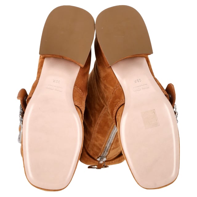 Empfohlener Verkaufspreis
Die Miu Miu Kniestiefel mit Reißverschluss und Verzierung aus braunem Wildleder vereinen Vintage-Charme und modernen Glamour mit aufwendigen Verzierungen und eleganten Reißverschlüssen. Aus edlem Wildleder gefertigt, verleihen diese Statement-Stiefel jedem Outfit Struktur und Persönlichkeit. Kombinieren Sie sie mit einem fließenden Boho-Kleid oder einem strukturierten Minirock, um ihren dramatischen Flair mit müheloser Eleganz zu vereinen.

Miu Miu Kniestiefel mit Reißverschluss und Verzierung aus braunem Wildleder

Zustand: Ausgezeichnet
Gebrauchsspuren: Keine sichtbaren Gebrauchsspuren. Keine Flecken an der Innensohle. Unbenutzt oder einmal getragen, aber wie neu. Sehr leichte Flecken an der Sohle.
Verpackung: Staubbeutel
Farbe: Braun | Ocker
Material: Wildleder | Wildleder
Größe: IT | 38,5
Maße: Absatzhöhe: 40; Innensohlenlänge: 265
Artikelnummer: NAPPUGBSH489772W