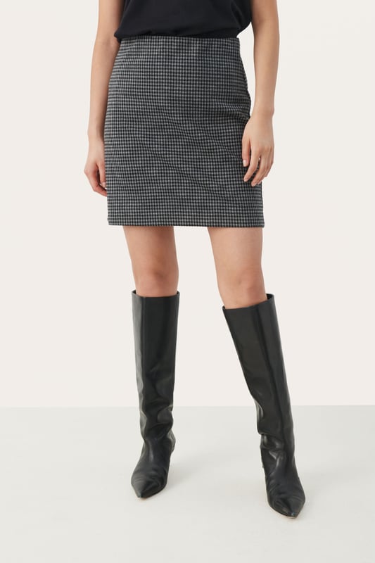 Gerade Passform,Über Knielänge  Schonwäsche 30°, Nicht bleichen, Nicht im Trockner trocknen, Tropnass aufhängen, Kalt bügeln max. 110° C, Nicht trockenreinigen  68% Polyester,29% Viskose,3% Elasthan