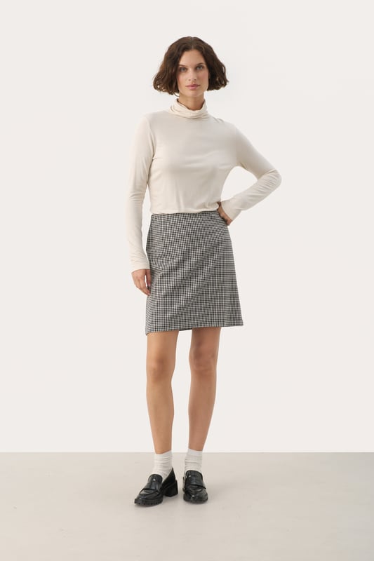 Gerade Passform,Über Knielänge  Schonwäsche 30°, Nicht bleichen, Nicht im Trockner trocknen, Tropnass aufhängen, Kalt bügeln max. 110° C, Nicht trockenreinigen  68% Polyester,29% Viskose,3% Elasthan