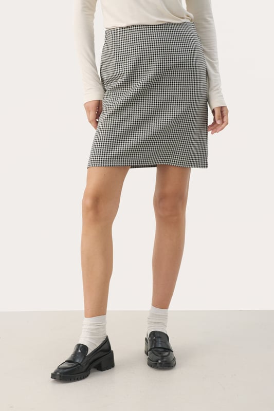 Gerade Passform,Über Knielänge  Schonwäsche 30°, Nicht bleichen, Nicht im Trockner trocknen, Tropnass aufhängen, Kalt bügeln max. 110° C, Nicht trockenreinigen  68% Polyester,29% Viskose,3% Elasthan