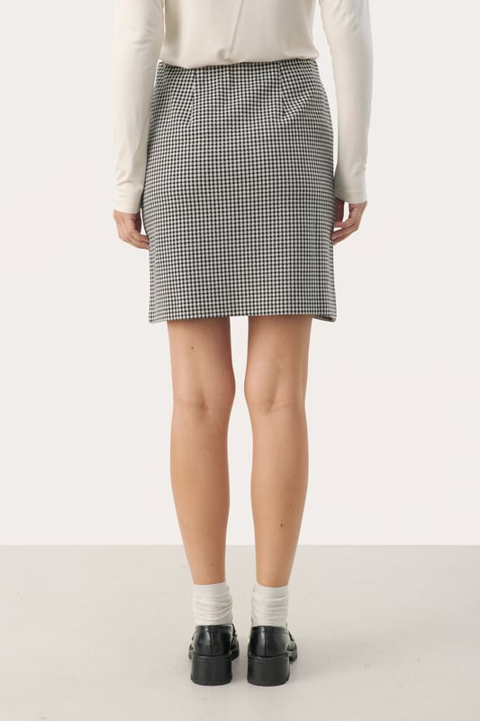 Gerade Passform,Über Knielänge  Schonwäsche 30°, Nicht bleichen, Nicht im Trockner trocknen, Tropnass aufhängen, Kalt bügeln max. 110° C, Nicht trockenreinigen  68% Polyester,29% Viskose,3% Elasthan