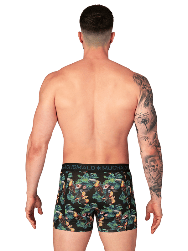 Die Boxershorts/Slips von Muchachomalo sind perfekt geschnitten und aus hochwertiger Baumwolle gefertigt. Ein weiches und elastisches Bündchen mit dem Microfaser-Logo sorgt für zusätzlichen Komfort.  Spezifikationen • Normale Passform • Flache Nähte für zusätzlichen Komfort • Weiches Bündchen mit dem Muchachomalo-Logo  Pflegehinweise • Waschbar bei 30 Grad • Nicht im Trockner trocknen • Bei mittlerer Temperatur bügeln (2 Punkte)  Warum Muchachomalo? Muchachomalo arbeitet nur mit BSCI- und OEKO-TEX-zertifizierten Fabriken. Diese Fabriken haben sich verpflichtet, die Arbeitsbedingungen kontinuierlich zu verbessern. Sie setzen sich für das Recht ein, Gewerkschaften zu bilden, sorgen für sichere Arbeitsbedingungen und lehnen Zwangsarbeit sowie Kinderarbeit ab. Sie ermöglichen es auch Verbrauchern und Unternehmen, verantwortungsbewusste Entscheidungen zu treffen, die unseren Planeten für zukünftige Generationen schützen.