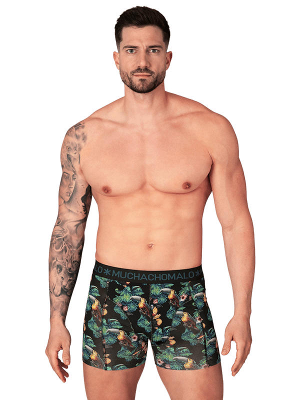 Die Boxershorts/Slips von Muchachomalo sind perfekt geschnitten und aus hochwertiger Baumwolle gefertigt. Ein weiches und elastisches Bündchen mit dem Microfaser-Logo sorgt für zusätzlichen Komfort.  Spezifikationen • Normale Passform • Flache Nähte für zusätzlichen Komfort • Weiches Bündchen mit dem Muchachomalo-Logo  Pflegehinweise • Waschbar bei 30 Grad • Nicht im Trockner trocknen • Bei mittlerer Temperatur bügeln (2 Punkte)  Warum Muchachomalo? Muchachomalo arbeitet nur mit BSCI- und OEKO-TEX-zertifizierten Fabriken. Diese Fabriken haben sich verpflichtet, die Arbeitsbedingungen kontinuierlich zu verbessern. Sie setzen sich für das Recht ein, Gewerkschaften zu bilden, sorgen für sichere Arbeitsbedingungen und lehnen Zwangsarbeit sowie Kinderarbeit ab. Sie ermöglichen es auch Verbrauchern und Unternehmen, verantwortungsbewusste Entscheidungen zu treffen, die unseren Planeten für zukünftige Generationen schützen.