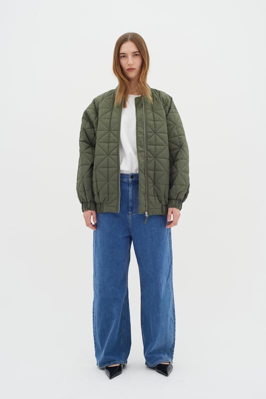 Baggy fit,Lange Ärmel  Schonwäsche 30°, Nicht bleichen, Trocknen im Trockner schonend, Nicht bügeln, Nicht trockenreinigen  100% Polyester (Recycelt)