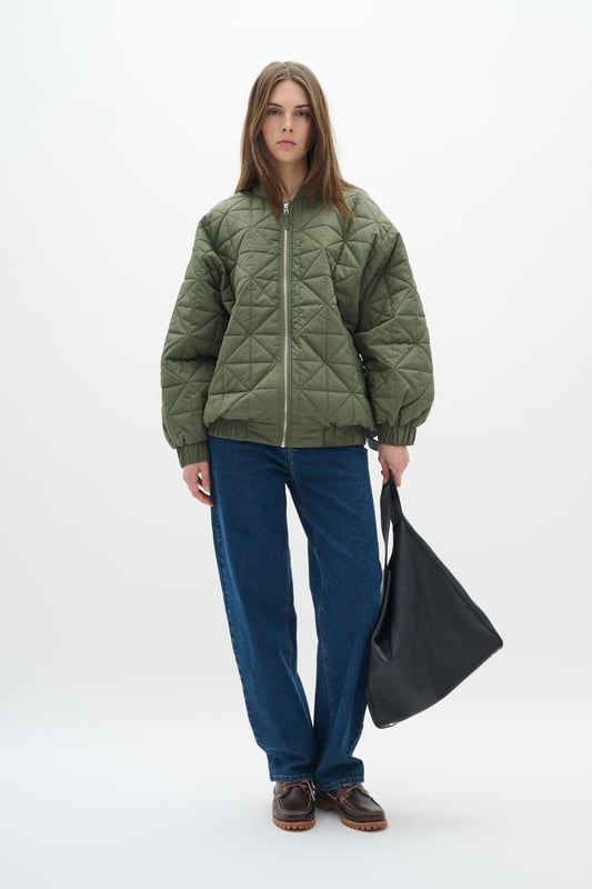 Baggy fit,Lange Ärmel  Schonwäsche 30°, Nicht bleichen, Trocknen im Trockner schonend, Nicht bügeln, Nicht trockenreinigen  100% Polyester (Recycelt)