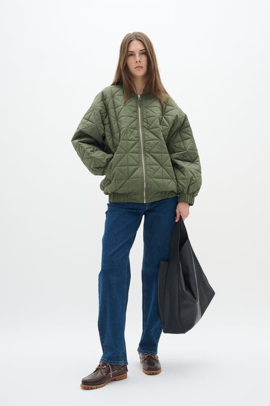 Baggy fit,Lange Ärmel  Schonwäsche 30°, Nicht bleichen, Trocknen im Trockner schonend, Nicht bügeln, Nicht trockenreinigen  100% Polyester (Recycelt)