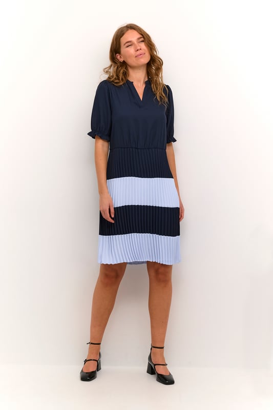 Feminine,Knie,Korte mouwen  Fijne was 30°, niet bleken, niet in de droger drogen, Liggend laten drogen., koud strijken max. 110° C, Droogreiniging  100% Polyester