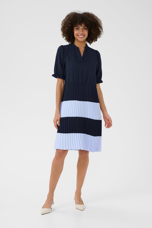 Feminine,Knie,Korte mouwen  Fijne was 30°, niet bleken, niet in de droger drogen, Liggend laten drogen., koud strijken max. 110° C, Droogreiniging  100% Polyester