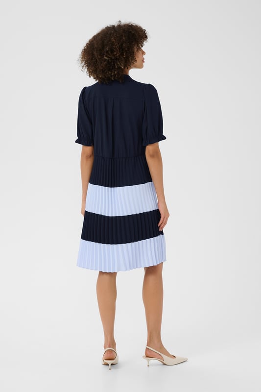 Feminine,Knie,Korte mouwen  Fijne was 30°, niet bleken, niet in de droger drogen, Liggend laten drogen., koud strijken max. 110° C, Droogreiniging  100% Polyester