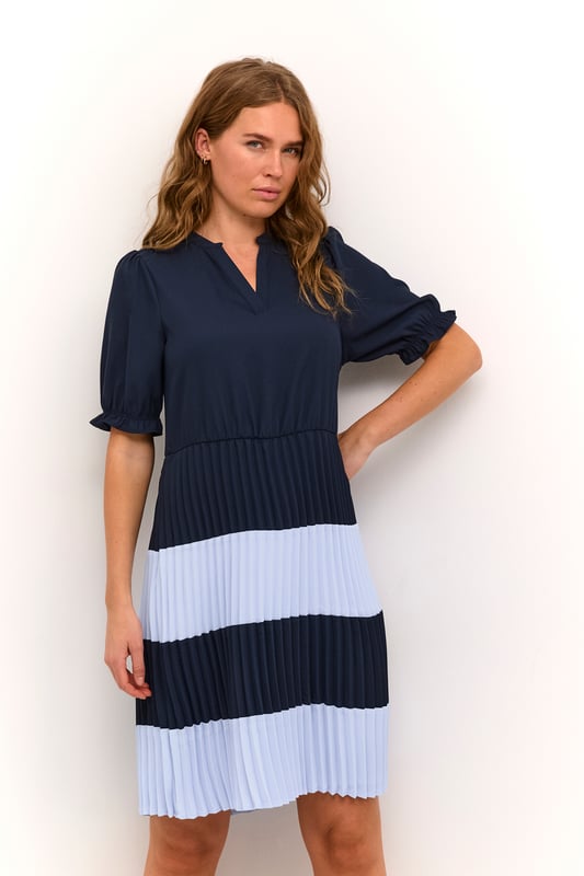 Feminine,Knie,Korte mouwen  Fijne was 30°, niet bleken, niet in de droger drogen, Liggend laten drogen., koud strijken max. 110° C, Droogreiniging  100% Polyester