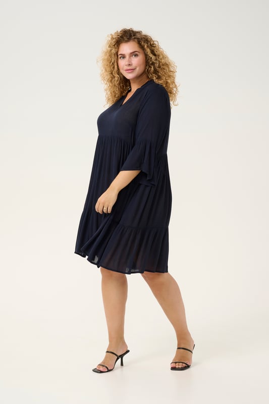 A-shape,Knie,3/4 mouwen  Fijne was 30°, niet bleken, niet in de droger drogen, Liggend laten drogen in de schaduw, koud strijken max. 110° C, Chemisch laten reinigen.  100% Viscose (LENZING™ ECOVERO™)
