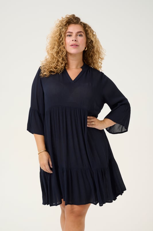 A-shape,Knie,3/4 mouwen  Fijne was 30°, niet bleken, niet in de droger drogen, Liggend laten drogen in de schaduw, koud strijken max. 110° C, Chemisch laten reinigen.  100% Viscose (LENZING™ ECOVERO™)
