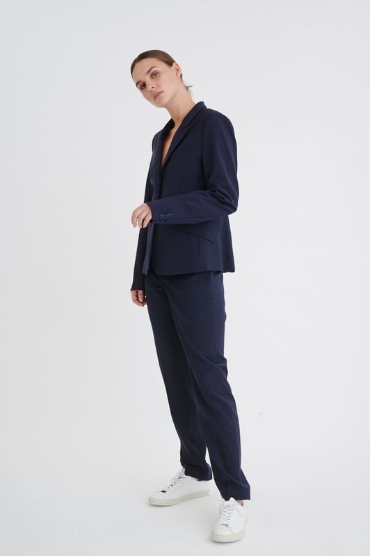 Gerade Passform,Lange Ärmel  Professionelle Reinigung, Nicht bleichen, Nicht im Trockner trocknen, Kalt bügeln max. 110° C, Trockenreinigung  52% Polyester,44% Virgin Wool,4% Elasthan