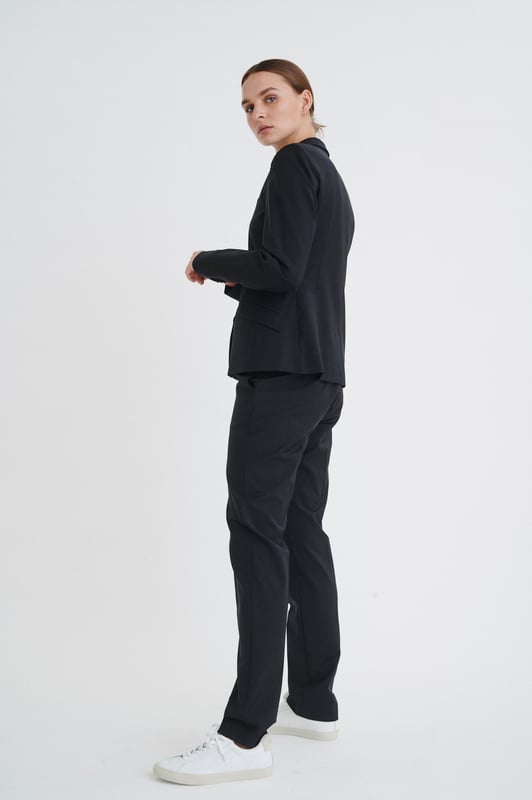 Gerade Passform,Lange Ärmel  Professionelle Reinigung, Nicht bleichen, Nicht im Trockner trocknen, Kalt bügeln max. 110° C, Trockenreinigung  52% Polyester,44% Virgin Wool,4% Elasthan