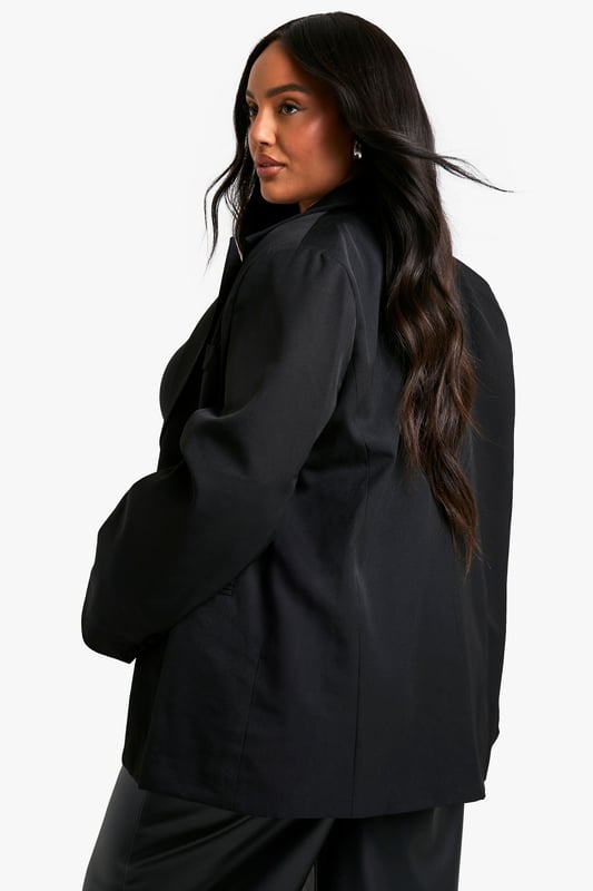 Oversized fit for a relaxed and contemporary silhouette
        Single-breasted design with notched lapels
        Long sleeves with button cuffs for a polished finish
        Front button closure for easy wear
        Versatile plus-size option suitable for various occasions
    
    Make a bold statement with this oversized blazer, perfect for the fashion-forward woman who loves to stay on-trend. The relaxed fit offers comfort without compromising on style, making it an ideal choice for both casual outings and semi-formal events. Pair it with wide-leg trousers and a simple top for a chic office look, or throw it over a bodycon dress for a night out with the girls. The single-breasted design and notched lapels add a touch of classic tailoring to this contemporary piece. Whether you're heading to a family gathering or a casual lunch date, this blazer will effortlessly elevate your ensemble. Its versatility allows for endless styling options - belt it for a more defined silhouette or leave it open for a laid-back vibe. This Boohoo blazer is your go-to piece for creating looks that radiate confidence and style.
