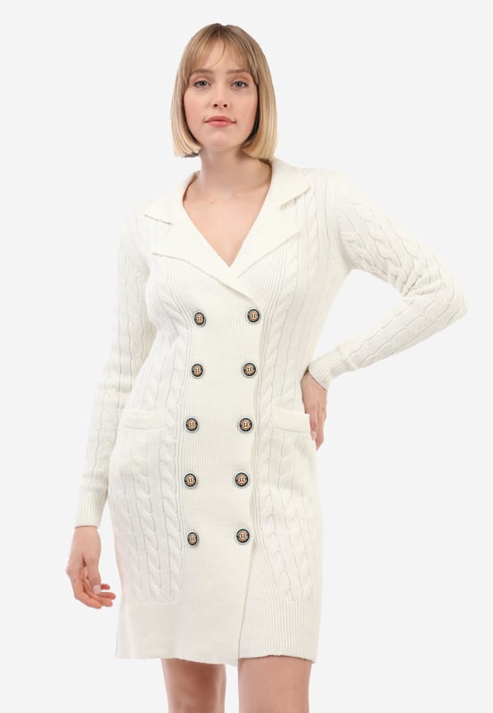 Dieses Damen-Knopfkleid von Felix Hardy bietet eine Mischung aus Eleganz und modernem Stil. Aus Wolle gefertigt, bietet das Kleid ein angenehmes und warmes Tragegefühl. Das Knopfdesign verleiht dem Kleid einen klassischen und zeitlosen Charme, der es einfach macht, es zu tragen und mit verschiedenen Stilen zu kombinieren. Die sorgfältig gestalteten Bündchen und der Saum unterstreichen den schlanken und raffinierten Look des Kleides und fügen einen Hauch von Eleganz hinzu.  In einer Vielzahl von Farben erhältlich, kann dieses vielseitige Kleid mühelos mit anderen Kleidungsstücken kombiniert werden. Es ist sowohl für den Alltag als auch für besondere Anlässe geeignet und passt perfekt zu Jeansjacken oder klassischem Schuhwerk.  Um die Qualität dieses Kleides zu erhalten, wird empfohlen, es von Hand zu waschen oder in einem Wäschesack mit warmem Wasser in der Maschine zu waschen und bei niedriger Temperatur zu bügeln. Trocknen im Wäschetrockner und Bleichen vermeiden.  Das Damen-Knopfkleid von Felix Hardy ist ein Must-have in jeder Damen-Garderobe und bietet ein stilvolles Design, hochwertige Materialien und funktionale Details, was es zur perfekten Wahl für diejenigen macht, die sowohl Komfort als auch Eleganz suchen.