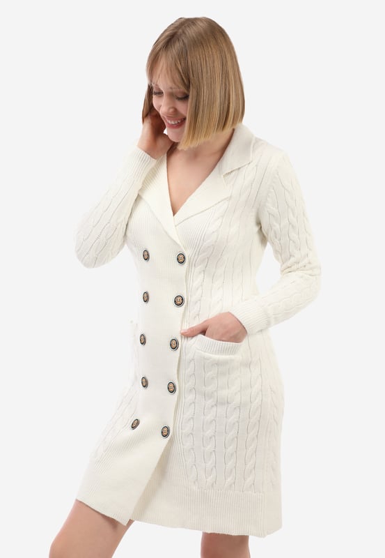 Dieses Damen-Knopfkleid von Felix Hardy bietet eine Mischung aus Eleganz und modernem Stil. Aus Wolle gefertigt, bietet das Kleid ein angenehmes und warmes Tragegefühl. Das Knopfdesign verleiht dem Kleid einen klassischen und zeitlosen Charme, der es einfach macht, es zu tragen und mit verschiedenen Stilen zu kombinieren. Die sorgfältig gestalteten Bündchen und der Saum unterstreichen den schlanken und raffinierten Look des Kleides und fügen einen Hauch von Eleganz hinzu.  In einer Vielzahl von Farben erhältlich, kann dieses vielseitige Kleid mühelos mit anderen Kleidungsstücken kombiniert werden. Es ist sowohl für den Alltag als auch für besondere Anlässe geeignet und passt perfekt zu Jeansjacken oder klassischem Schuhwerk.  Um die Qualität dieses Kleides zu erhalten, wird empfohlen, es von Hand zu waschen oder in einem Wäschesack mit warmem Wasser in der Maschine zu waschen und bei niedriger Temperatur zu bügeln. Trocknen im Wäschetrockner und Bleichen vermeiden.  Das Damen-Knopfkleid von Felix Hardy ist ein Must-have in jeder Damen-Garderobe und bietet ein stilvolles Design, hochwertige Materialien und funktionale Details, was es zur perfekten Wahl für diejenigen macht, die sowohl Komfort als auch Eleganz suchen.