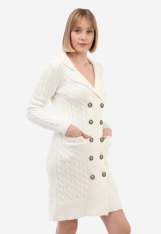 Dieses Damen-Knopfkleid von Felix Hardy bietet eine Mischung aus Eleganz und modernem Stil. Aus Wolle gefertigt, bietet das Kleid ein angenehmes und warmes Tragegefühl. Das Knopfdesign verleiht dem Kleid einen klassischen und zeitlosen Charme, der es einfach macht, es zu tragen und mit verschiedenen Stilen zu kombinieren. Die sorgfältig gestalteten Bündchen und der Saum unterstreichen den schlanken und raffinierten Look des Kleides und fügen einen Hauch von Eleganz hinzu.  In einer Vielzahl von Farben erhältlich, kann dieses vielseitige Kleid mühelos mit anderen Kleidungsstücken kombiniert werden. Es ist sowohl für den Alltag als auch für besondere Anlässe geeignet und passt perfekt zu Jeansjacken oder klassischem Schuhwerk.  Um die Qualität dieses Kleides zu erhalten, wird empfohlen, es von Hand zu waschen oder in einem Wäschesack mit warmem Wasser in der Maschine zu waschen und bei niedriger Temperatur zu bügeln. Trocknen im Wäschetrockner und Bleichen vermeiden.  Das Damen-Knopfkleid von Felix Hardy ist ein Must-have in jeder Damen-Garderobe und bietet ein stilvolles Design, hochwertige Materialien und funktionale Details, was es zur perfekten Wahl für diejenigen macht, die sowohl Komfort als auch Eleganz suchen.