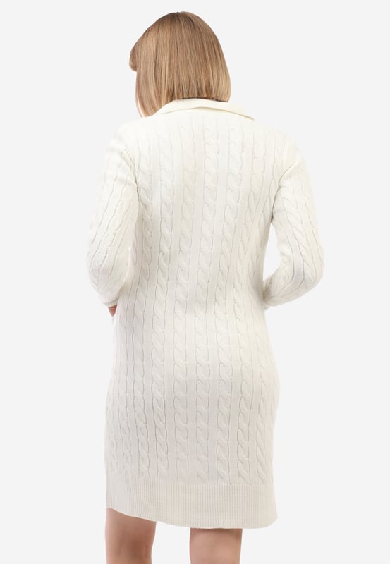Dieses Damen-Knopfkleid von Felix Hardy bietet eine Mischung aus Eleganz und modernem Stil. Aus Wolle gefertigt, bietet das Kleid ein angenehmes und warmes Tragegefühl. Das Knopfdesign verleiht dem Kleid einen klassischen und zeitlosen Charme, der es einfach macht, es zu tragen und mit verschiedenen Stilen zu kombinieren. Die sorgfältig gestalteten Bündchen und der Saum unterstreichen den schlanken und raffinierten Look des Kleides und fügen einen Hauch von Eleganz hinzu.  In einer Vielzahl von Farben erhältlich, kann dieses vielseitige Kleid mühelos mit anderen Kleidungsstücken kombiniert werden. Es ist sowohl für den Alltag als auch für besondere Anlässe geeignet und passt perfekt zu Jeansjacken oder klassischem Schuhwerk.  Um die Qualität dieses Kleides zu erhalten, wird empfohlen, es von Hand zu waschen oder in einem Wäschesack mit warmem Wasser in der Maschine zu waschen und bei niedriger Temperatur zu bügeln. Trocknen im Wäschetrockner und Bleichen vermeiden.  Das Damen-Knopfkleid von Felix Hardy ist ein Must-have in jeder Damen-Garderobe und bietet ein stilvolles Design, hochwertige Materialien und funktionale Details, was es zur perfekten Wahl für diejenigen macht, die sowohl Komfort als auch Eleganz suchen.