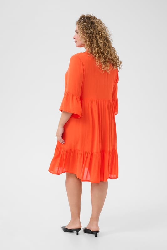 A-shape,Knie,3/4 mouwen  Fijne was 30°, niet bleken, niet in de droger drogen, Liggend laten drogen in de schaduw, koud strijken max. 110° C, Chemisch laten reinigen.  100% Viscose (LENZING™ ECOVERO™)