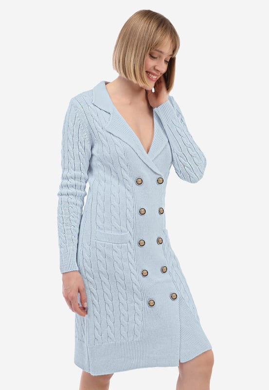 Dieses Damen-Knopfkleid von Felix Hardy bietet eine Mischung aus Eleganz und modernem Stil. Aus Wolle gefertigt, bietet das Kleid ein angenehmes und warmes Tragegefühl. Das Knopfdesign verleiht dem Kleid einen klassischen und zeitlosen Charme, der es einfach macht, es zu tragen und mit verschiedenen Stilen zu kombinieren. Die sorgfältig gestalteten Bündchen und der Saum unterstreichen den schlanken und raffinierten Look des Kleides und fügen einen Hauch von Eleganz hinzu.  In einer Vielzahl von Farben erhältlich, kann dieses vielseitige Kleid mühelos mit anderen Kleidungsstücken kombiniert werden. Es ist sowohl für den Alltag als auch für besondere Anlässe geeignet und passt perfekt zu Jeansjacken oder klassischem Schuhwerk.  Um die Qualität dieses Kleides zu erhalten, wird empfohlen, es von Hand zu waschen oder in einem Wäschesack mit warmem Wasser in der Maschine zu waschen und bei niedriger Temperatur zu bügeln. Trocknen im Wäschetrockner und Bleichen vermeiden.  Das Damen-Knopfkleid von Felix Hardy ist ein Must-have in jeder Damen-Garderobe und bietet ein stilvolles Design, hochwertige Materialien und funktionale Details, was es zur perfekten Wahl für diejenigen macht, die sowohl Komfort als auch Eleganz suchen.