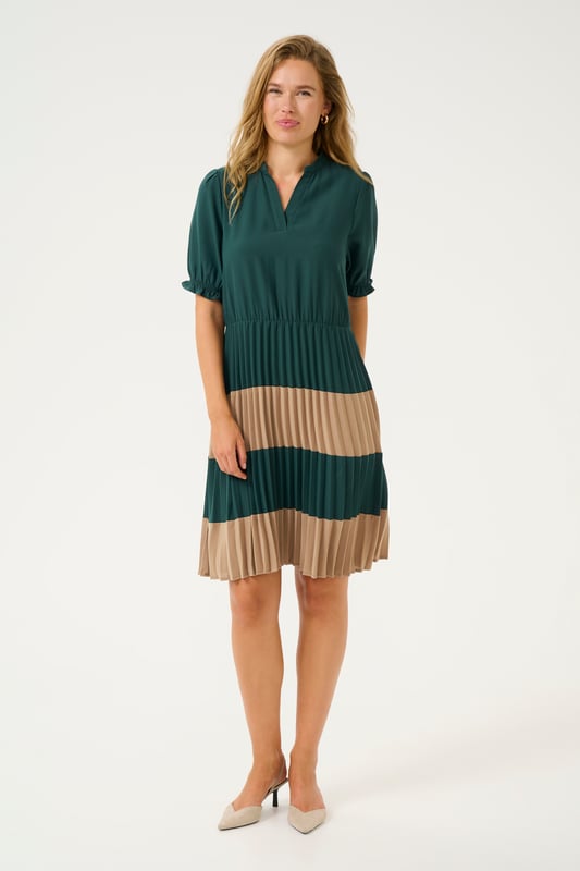 Feminine,Knie,Korte mouwen  Fijne was 30°, niet bleken, niet in de droger drogen, Liggend laten drogen., koud strijken max. 110° C, Droogreiniging  100% Polyester