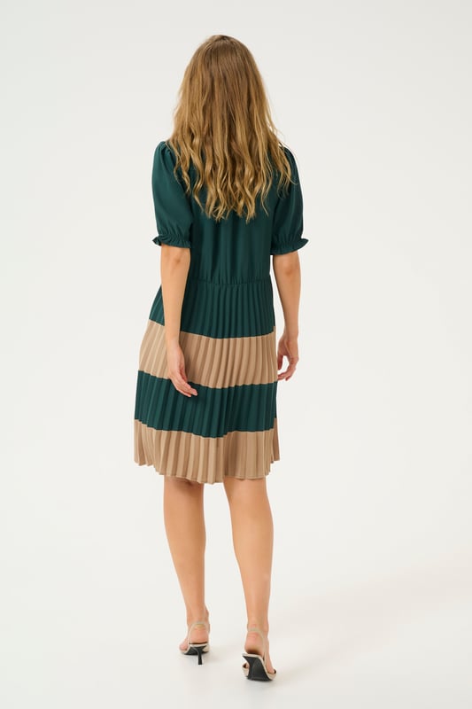 Feminine,Knie,Korte mouwen  Fijne was 30°, niet bleken, niet in de droger drogen, Liggend laten drogen., koud strijken max. 110° C, Droogreiniging  100% Polyester