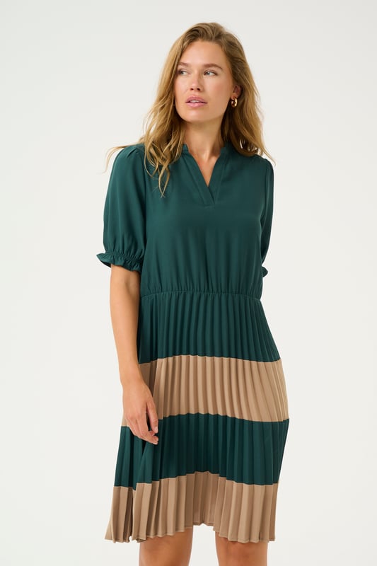 Feminine,Knie,Korte mouwen  Fijne was 30°, niet bleken, niet in de droger drogen, Liggend laten drogen., koud strijken max. 110° C, Droogreiniging  100% Polyester