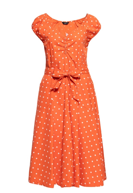 Let's talk about Dots! Mit diesem Swing Kleid mit Polka&Dots All-overPrint erfüllt Queen Kerosin den Traum einer jeden Vintage Queen. Ein absoluter Klassiker in Neuauflage! Der herzförmige Ausschnitt mit farblich angepasster Zierknopfleiste wird durch auf den Schultern ruhenden, leicht gerafften Kappenärmel feminin, verspielt in Szene gesetzt. Die taillierte Passform sowie der verstellbare abnehmbare Gürtel, welcher sich kess zu einer Schleife binden lässt, betont gekonnt die weiblichen Vorzüge. Ein unterlegter Resißverschluss am linken Rippenbogern erleichtert das Aus- und Ankleiden. Ab Taillenhöhe wird in eine fließende schwungvolle A-Linie, in typischer Midi-Länge übergeleitet, welche den charmanten Swing hervorhebt. Eckige Eingrifftaschen runden den authentischen 50s Look perfekt ab und verschaffen Stauraum für die nötigsten Kleinigkeiten. Hergestellt aus hochwertiger Bio-Baumwolle entsteht ein blickdichtes, luftiges Haut- und Tragegefühl unter dem Aspekt der Nachhaltigkeit. Kombiniert zu schwarzen Pumps und rotem Lippenstift ist dir ein unverwechselbarer Rockabella Auftritt garantiert.  QUEEN KEROSIN: Queen Kerosin steht für den amerikanischen Zeitgeist der 50er / 60er Jahre mit Rock'n'Roll Rockabilly, Motorrädern, Bikes, Hot Rod und allem was dazu gehört! Unsere Design mit Vintage Charme versetzen Dich zurück in die gute Zeit.DESIGN: Queen Kerosin präsentiert ihr Swing Kleid mit klassischem Polka&Dots All-over-Print. Die Neuauflage für den authentischen 50´s Vintage Look. Der charmante, herzförmige Ausschnitt mit Zierknopfleiste wird durch auf den Schultern ruhenden, leicht gerafften Kappenärmel stilvoll in Szene gesetzt.PASSFORM: Die feminin taillierte Passform sowie der verstellbare, abnehmbare Gürtel, welcher sich kess zu einer Schleife binden lässt, betont stilvoll die Vorzüge der weiblichen Silhouette. Ab Taillenhöhe wird in eine fließende, schwungvolle A-Linie, und die typisch Falten werfende Midi-Länge übergeleitet. Der unterlegte Reißverschluss am linken Rippenbogen erleichtert das Aus- und Ankleiden optimal.MATERIAL: Hergestellt aus hochwertiger, blickdichter, reiner Bio Baumwolle unter dem Aspekt der Nachhaltigkeit.KOMBINATIONSMÖGLICHKEITEN: Kombiniert zu schwarzen Pumps und rotem Lippenstift ist Dir ein unverwechselbarer Rockabella Auftritt garantiert.LIEFERUMFANG: Das Swing Kleid ist in den Größen XS S M L XL XXL 3XL und 4XL erhältlich.