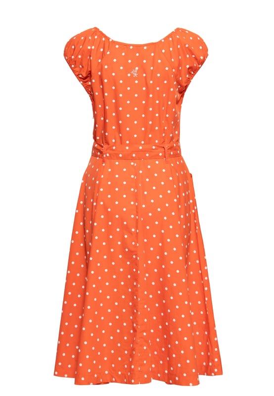 Let's talk about Dots! Mit diesem Swing Kleid mit Polka&Dots All-overPrint erfüllt Queen Kerosin den Traum einer jeden Vintage Queen. Ein absoluter Klassiker in Neuauflage! Der herzförmige Ausschnitt mit farblich angepasster Zierknopfleiste wird durch auf den Schultern ruhenden, leicht gerafften Kappenärmel feminin, verspielt in Szene gesetzt. Die taillierte Passform sowie der verstellbare abnehmbare Gürtel, welcher sich kess zu einer Schleife binden lässt, betont gekonnt die weiblichen Vorzüge. Ein unterlegter Resißverschluss am linken Rippenbogern erleichtert das Aus- und Ankleiden. Ab Taillenhöhe wird in eine fließende schwungvolle A-Linie, in typischer Midi-Länge übergeleitet, welche den charmanten Swing hervorhebt. Eckige Eingrifftaschen runden den authentischen 50s Look perfekt ab und verschaffen Stauraum für die nötigsten Kleinigkeiten. Hergestellt aus hochwertiger Bio-Baumwolle entsteht ein blickdichtes, luftiges Haut- und Tragegefühl unter dem Aspekt der Nachhaltigkeit. Kombiniert zu schwarzen Pumps und rotem Lippenstift ist dir ein unverwechselbarer Rockabella Auftritt garantiert.  QUEEN KEROSIN: Queen Kerosin steht für den amerikanischen Zeitgeist der 50er / 60er Jahre mit Rock'n'Roll Rockabilly, Motorrädern, Bikes, Hot Rod und allem was dazu gehört! Unsere Design mit Vintage Charme versetzen Dich zurück in die gute Zeit.DESIGN: Queen Kerosin präsentiert ihr Swing Kleid mit klassischem Polka&Dots All-over-Print. Die Neuauflage für den authentischen 50´s Vintage Look. Der charmante, herzförmige Ausschnitt mit Zierknopfleiste wird durch auf den Schultern ruhenden, leicht gerafften Kappenärmel stilvoll in Szene gesetzt.PASSFORM: Die feminin taillierte Passform sowie der verstellbare, abnehmbare Gürtel, welcher sich kess zu einer Schleife binden lässt, betont stilvoll die Vorzüge der weiblichen Silhouette. Ab Taillenhöhe wird in eine fließende, schwungvolle A-Linie, und die typisch Falten werfende Midi-Länge übergeleitet. Der unterlegte Reißverschluss am linken Rippenbogen erleichtert das Aus- und Ankleiden optimal.MATERIAL: Hergestellt aus hochwertiger, blickdichter, reiner Bio Baumwolle unter dem Aspekt der Nachhaltigkeit.KOMBINATIONSMÖGLICHKEITEN: Kombiniert zu schwarzen Pumps und rotem Lippenstift ist Dir ein unverwechselbarer Rockabella Auftritt garantiert.LIEFERUMFANG: Das Swing Kleid ist in den Größen XS S M L XL XXL 3XL und 4XL erhältlich.
