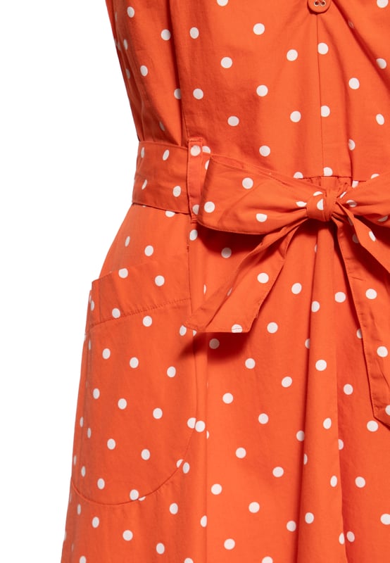 Let's talk about Dots! Mit diesem Swing Kleid mit Polka&Dots All-overPrint erfüllt Queen Kerosin den Traum einer jeden Vintage Queen. Ein absoluter Klassiker in Neuauflage! Der herzförmige Ausschnitt mit farblich angepasster Zierknopfleiste wird durch auf den Schultern ruhenden, leicht gerafften Kappenärmel feminin, verspielt in Szene gesetzt. Die taillierte Passform sowie der verstellbare abnehmbare Gürtel, welcher sich kess zu einer Schleife binden lässt, betont gekonnt die weiblichen Vorzüge. Ein unterlegter Resißverschluss am linken Rippenbogern erleichtert das Aus- und Ankleiden. Ab Taillenhöhe wird in eine fließende schwungvolle A-Linie, in typischer Midi-Länge übergeleitet, welche den charmanten Swing hervorhebt. Eckige Eingrifftaschen runden den authentischen 50s Look perfekt ab und verschaffen Stauraum für die nötigsten Kleinigkeiten. Hergestellt aus hochwertiger Bio-Baumwolle entsteht ein blickdichtes, luftiges Haut- und Tragegefühl unter dem Aspekt der Nachhaltigkeit. Kombiniert zu schwarzen Pumps und rotem Lippenstift ist dir ein unverwechselbarer Rockabella Auftritt garantiert.  QUEEN KEROSIN: Queen Kerosin steht für den amerikanischen Zeitgeist der 50er / 60er Jahre mit Rock'n'Roll Rockabilly, Motorrädern, Bikes, Hot Rod und allem was dazu gehört! Unsere Design mit Vintage Charme versetzen Dich zurück in die gute Zeit.DESIGN: Queen Kerosin präsentiert ihr Swing Kleid mit klassischem Polka&Dots All-over-Print. Die Neuauflage für den authentischen 50´s Vintage Look. Der charmante, herzförmige Ausschnitt mit Zierknopfleiste wird durch auf den Schultern ruhenden, leicht gerafften Kappenärmel stilvoll in Szene gesetzt.PASSFORM: Die feminin taillierte Passform sowie der verstellbare, abnehmbare Gürtel, welcher sich kess zu einer Schleife binden lässt, betont stilvoll die Vorzüge der weiblichen Silhouette. Ab Taillenhöhe wird in eine fließende, schwungvolle A-Linie, und die typisch Falten werfende Midi-Länge übergeleitet. Der unterlegte Reißverschluss am linken Rippenbogen erleichtert das Aus- und Ankleiden optimal.MATERIAL: Hergestellt aus hochwertiger, blickdichter, reiner Bio Baumwolle unter dem Aspekt der Nachhaltigkeit.KOMBINATIONSMÖGLICHKEITEN: Kombiniert zu schwarzen Pumps und rotem Lippenstift ist Dir ein unverwechselbarer Rockabella Auftritt garantiert.LIEFERUMFANG: Das Swing Kleid ist in den Größen XS S M L XL XXL 3XL und 4XL erhältlich.