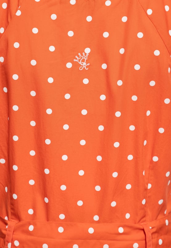 Let's talk about Dots! Mit diesem Swing Kleid mit Polka&Dots All-overPrint erfüllt Queen Kerosin den Traum einer jeden Vintage Queen. Ein absoluter Klassiker in Neuauflage! Der herzförmige Ausschnitt mit farblich angepasster Zierknopfleiste wird durch auf den Schultern ruhenden, leicht gerafften Kappenärmel feminin, verspielt in Szene gesetzt. Die taillierte Passform sowie der verstellbare abnehmbare Gürtel, welcher sich kess zu einer Schleife binden lässt, betont gekonnt die weiblichen Vorzüge. Ein unterlegter Resißverschluss am linken Rippenbogern erleichtert das Aus- und Ankleiden. Ab Taillenhöhe wird in eine fließende schwungvolle A-Linie, in typischer Midi-Länge übergeleitet, welche den charmanten Swing hervorhebt. Eckige Eingrifftaschen runden den authentischen 50s Look perfekt ab und verschaffen Stauraum für die nötigsten Kleinigkeiten. Hergestellt aus hochwertiger Bio-Baumwolle entsteht ein blickdichtes, luftiges Haut- und Tragegefühl unter dem Aspekt der Nachhaltigkeit. Kombiniert zu schwarzen Pumps und rotem Lippenstift ist dir ein unverwechselbarer Rockabella Auftritt garantiert.  QUEEN KEROSIN: Queen Kerosin steht für den amerikanischen Zeitgeist der 50er / 60er Jahre mit Rock'n'Roll Rockabilly, Motorrädern, Bikes, Hot Rod und allem was dazu gehört! Unsere Design mit Vintage Charme versetzen Dich zurück in die gute Zeit.DESIGN: Queen Kerosin präsentiert ihr Swing Kleid mit klassischem Polka&Dots All-over-Print. Die Neuauflage für den authentischen 50´s Vintage Look. Der charmante, herzförmige Ausschnitt mit Zierknopfleiste wird durch auf den Schultern ruhenden, leicht gerafften Kappenärmel stilvoll in Szene gesetzt.PASSFORM: Die feminin taillierte Passform sowie der verstellbare, abnehmbare Gürtel, welcher sich kess zu einer Schleife binden lässt, betont stilvoll die Vorzüge der weiblichen Silhouette. Ab Taillenhöhe wird in eine fließende, schwungvolle A-Linie, und die typisch Falten werfende Midi-Länge übergeleitet. Der unterlegte Reißverschluss am linken Rippenbogen erleichtert das Aus- und Ankleiden optimal.MATERIAL: Hergestellt aus hochwertiger, blickdichter, reiner Bio Baumwolle unter dem Aspekt der Nachhaltigkeit.KOMBINATIONSMÖGLICHKEITEN: Kombiniert zu schwarzen Pumps und rotem Lippenstift ist Dir ein unverwechselbarer Rockabella Auftritt garantiert.LIEFERUMFANG: Das Swing Kleid ist in den Größen XS S M L XL XXL 3XL und 4XL erhältlich.