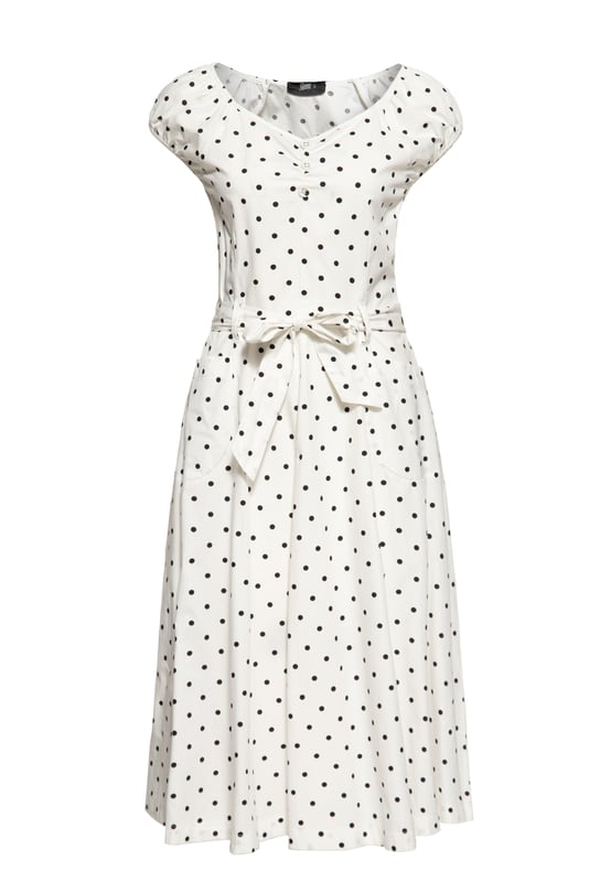 Let's talk about Dots! Mit diesem Swing Kleid mit Polka&Dots All-overPrint erfüllt Queen Kerosin den Traum einer jeden Vintage Queen. Ein absoluter Klassiker in Neuauflage! Der herzförmige Ausschnitt mit farblich angepasster Zierknopfleiste wird durch auf den Schultern ruhenden, leicht gerafften Kappenärmel feminin, verspielt in Szene gesetzt. Die taillierte Passform sowie der verstellbare abnehmbare Gürtel, welcher sich kess zu einer Schleife binden lässt, betont gekonnt die weiblichen Vorzüge. Ein unterlegter Resißverschluss am linken Rippenbogern erleichtert das Aus- und Ankleiden. Ab Taillenhöhe wird in eine fließende schwungvolle A-Linie, in typischer Midi-Länge übergeleitet, welche den charmanten Swing hervorhebt. Eckige Eingrifftaschen runden den authentischen 50s Look perfekt ab und verschaffen Stauraum für die nötigsten Kleinigkeiten. Hergestellt aus hochwertiger Bio-Baumwolle entsteht ein blickdichtes, luftiges Haut- und Tragegefühl unter dem Aspekt der Nachhaltigkeit. Kombiniert zu schwarzen Pumps und rotem Lippenstift ist dir ein unverwechselbarer Rockabella Auftritt garantiert.  QUEEN KEROSIN: Queen Kerosin steht für den amerikanischen Zeitgeist der 50er / 60er Jahre mit Rock'n'Roll Rockabilly, Motorrädern, Bikes, Hot Rod und allem was dazu gehört! Unsere Design mit Vintage Charme versetzen Dich zurück in die gute Zeit.DESIGN: Queen Kerosin präsentiert ihr Swing Kleid mit klassischem Polka&Dots All-over-Print. Die Neuauflage für den authentischen 50´s Vintage Look. Der charmante, herzförmige Ausschnitt mit Zierknopfleiste wird durch auf den Schultern ruhenden, leicht gerafften Kappenärmel stilvoll in Szene gesetzt.PASSFORM: Die feminin taillierte Passform sowie der verstellbare, abnehmbare Gürtel, welcher sich kess zu einer Schleife binden lässt, betont stilvoll die Vorzüge der weiblichen Silhouette. Ab Taillenhöhe wird in eine fließende, schwungvolle A-Linie, und die typisch Falten werfende Midi-Länge übergeleitet. Der unterlegte Reißverschluss am linken Rippenbogen erleichtert das Aus- und Ankleiden optimal.MATERIAL: Hergestellt aus hochwertiger, blickdichter, reiner Bio Baumwolle unter dem Aspekt der Nachhaltigkeit.KOMBINATIONSMÖGLICHKEITEN: Kombiniert zu schwarzen Pumps und rotem Lippenstift ist Dir ein unverwechselbarer Rockabella Auftritt garantiert.LIEFERUMFANG: Das Swing Kleid ist in den Größen XS S M L XL XXL 3XL und 4XL erhältlich.