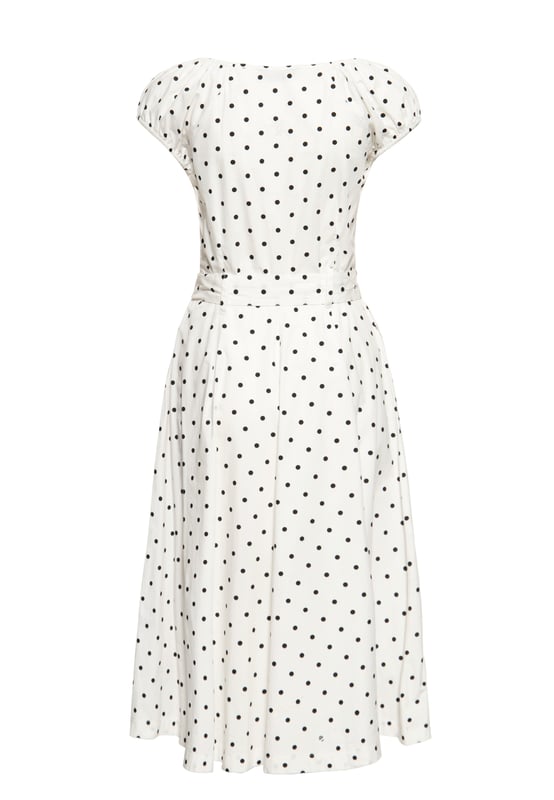 Let's talk about Dots! Mit diesem Swing Kleid mit Polka&Dots All-overPrint erfüllt Queen Kerosin den Traum einer jeden Vintage Queen. Ein absoluter Klassiker in Neuauflage! Der herzförmige Ausschnitt mit farblich angepasster Zierknopfleiste wird durch auf den Schultern ruhenden, leicht gerafften Kappenärmel feminin, verspielt in Szene gesetzt. Die taillierte Passform sowie der verstellbare abnehmbare Gürtel, welcher sich kess zu einer Schleife binden lässt, betont gekonnt die weiblichen Vorzüge. Ein unterlegter Resißverschluss am linken Rippenbogern erleichtert das Aus- und Ankleiden. Ab Taillenhöhe wird in eine fließende schwungvolle A-Linie, in typischer Midi-Länge übergeleitet, welche den charmanten Swing hervorhebt. Eckige Eingrifftaschen runden den authentischen 50s Look perfekt ab und verschaffen Stauraum für die nötigsten Kleinigkeiten. Hergestellt aus hochwertiger Bio-Baumwolle entsteht ein blickdichtes, luftiges Haut- und Tragegefühl unter dem Aspekt der Nachhaltigkeit. Kombiniert zu schwarzen Pumps und rotem Lippenstift ist dir ein unverwechselbarer Rockabella Auftritt garantiert.  QUEEN KEROSIN: Queen Kerosin steht für den amerikanischen Zeitgeist der 50er / 60er Jahre mit Rock'n'Roll Rockabilly, Motorrädern, Bikes, Hot Rod und allem was dazu gehört! Unsere Design mit Vintage Charme versetzen Dich zurück in die gute Zeit.DESIGN: Queen Kerosin präsentiert ihr Swing Kleid mit klassischem Polka&Dots All-over-Print. Die Neuauflage für den authentischen 50´s Vintage Look. Der charmante, herzförmige Ausschnitt mit Zierknopfleiste wird durch auf den Schultern ruhenden, leicht gerafften Kappenärmel stilvoll in Szene gesetzt.PASSFORM: Die feminin taillierte Passform sowie der verstellbare, abnehmbare Gürtel, welcher sich kess zu einer Schleife binden lässt, betont stilvoll die Vorzüge der weiblichen Silhouette. Ab Taillenhöhe wird in eine fließende, schwungvolle A-Linie, und die typisch Falten werfende Midi-Länge übergeleitet. Der unterlegte Reißverschluss am linken Rippenbogen erleichtert das Aus- und Ankleiden optimal.MATERIAL: Hergestellt aus hochwertiger, blickdichter, reiner Bio Baumwolle unter dem Aspekt der Nachhaltigkeit.KOMBINATIONSMÖGLICHKEITEN: Kombiniert zu schwarzen Pumps und rotem Lippenstift ist Dir ein unverwechselbarer Rockabella Auftritt garantiert.LIEFERUMFANG: Das Swing Kleid ist in den Größen XS S M L XL XXL 3XL und 4XL erhältlich.