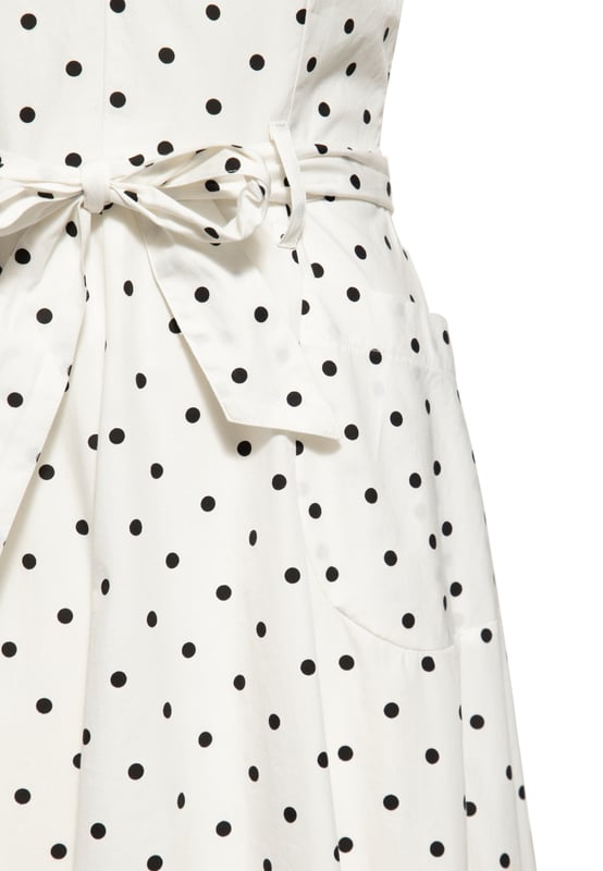 Let's talk about Dots! Mit diesem Swing Kleid mit Polka&Dots All-overPrint erfüllt Queen Kerosin den Traum einer jeden Vintage Queen. Ein absoluter Klassiker in Neuauflage! Der herzförmige Ausschnitt mit farblich angepasster Zierknopfleiste wird durch auf den Schultern ruhenden, leicht gerafften Kappenärmel feminin, verspielt in Szene gesetzt. Die taillierte Passform sowie der verstellbare abnehmbare Gürtel, welcher sich kess zu einer Schleife binden lässt, betont gekonnt die weiblichen Vorzüge. Ein unterlegter Resißverschluss am linken Rippenbogern erleichtert das Aus- und Ankleiden. Ab Taillenhöhe wird in eine fließende schwungvolle A-Linie, in typischer Midi-Länge übergeleitet, welche den charmanten Swing hervorhebt. Eckige Eingrifftaschen runden den authentischen 50s Look perfekt ab und verschaffen Stauraum für die nötigsten Kleinigkeiten. Hergestellt aus hochwertiger Bio-Baumwolle entsteht ein blickdichtes, luftiges Haut- und Tragegefühl unter dem Aspekt der Nachhaltigkeit. Kombiniert zu schwarzen Pumps und rotem Lippenstift ist dir ein unverwechselbarer Rockabella Auftritt garantiert.  QUEEN KEROSIN: Queen Kerosin steht für den amerikanischen Zeitgeist der 50er / 60er Jahre mit Rock'n'Roll Rockabilly, Motorrädern, Bikes, Hot Rod und allem was dazu gehört! Unsere Design mit Vintage Charme versetzen Dich zurück in die gute Zeit.DESIGN: Queen Kerosin präsentiert ihr Swing Kleid mit klassischem Polka&Dots All-over-Print. Die Neuauflage für den authentischen 50´s Vintage Look. Der charmante, herzförmige Ausschnitt mit Zierknopfleiste wird durch auf den Schultern ruhenden, leicht gerafften Kappenärmel stilvoll in Szene gesetzt.PASSFORM: Die feminin taillierte Passform sowie der verstellbare, abnehmbare Gürtel, welcher sich kess zu einer Schleife binden lässt, betont stilvoll die Vorzüge der weiblichen Silhouette. Ab Taillenhöhe wird in eine fließende, schwungvolle A-Linie, und die typisch Falten werfende Midi-Länge übergeleitet. Der unterlegte Reißverschluss am linken Rippenbogen erleichtert das Aus- und Ankleiden optimal.MATERIAL: Hergestellt aus hochwertiger, blickdichter, reiner Bio Baumwolle unter dem Aspekt der Nachhaltigkeit.KOMBINATIONSMÖGLICHKEITEN: Kombiniert zu schwarzen Pumps und rotem Lippenstift ist Dir ein unverwechselbarer Rockabella Auftritt garantiert.LIEFERUMFANG: Das Swing Kleid ist in den Größen XS S M L XL XXL 3XL und 4XL erhältlich.