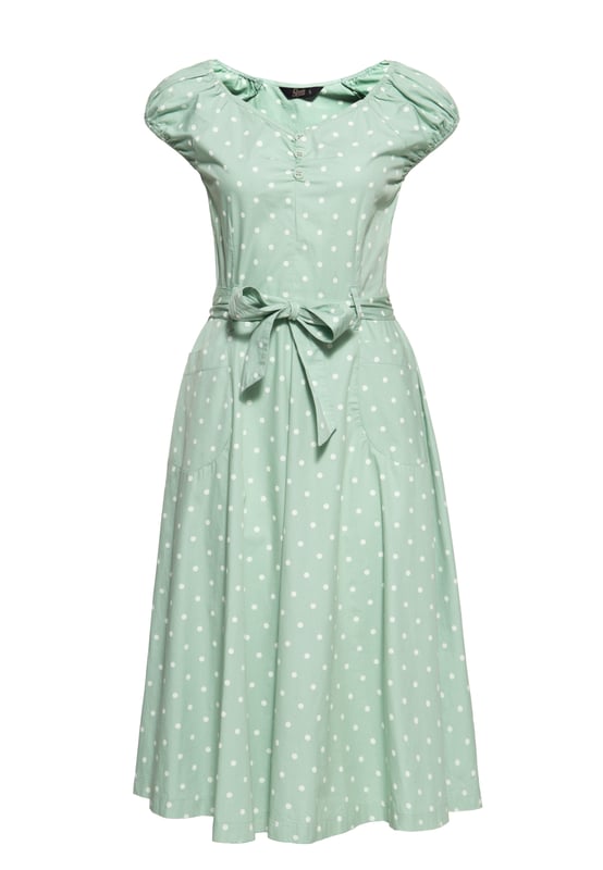Let's talk about Dots! Mit diesem Swing Kleid mit Polka&Dots All-overPrint erfüllt Queen Kerosin den Traum einer jeden Vintage Queen. Ein absoluter Klassiker in Neuauflage! Der herzförmige Ausschnitt mit farblich angepasster Zierknopfleiste wird durch auf den Schultern ruhenden, leicht gerafften Kappenärmel feminin, verspielt in Szene gesetzt. Die taillierte Passform sowie der verstellbare abnehmbare Gürtel, welcher sich kess zu einer Schleife binden lässt, betont gekonnt die weiblichen Vorzüge. Ein unterlegter Resißverschluss am linken Rippenbogern erleichtert das Aus- und Ankleiden. Ab Taillenhöhe wird in eine fließende schwungvolle A-Linie, in typischer Midi-Länge übergeleitet, welche den charmanten Swing hervorhebt. Eckige Eingrifftaschen runden den authentischen 50s Look perfekt ab und verschaffen Stauraum für die nötigsten Kleinigkeiten. Hergestellt aus hochwertiger Bio-Baumwolle entsteht ein blickdichtes, luftiges Haut- und Tragegefühl unter dem Aspekt der Nachhaltigkeit. Kombiniert zu schwarzen Pumps und rotem Lippenstift ist dir ein unverwechselbarer Rockabella Auftritt garantiert.  QUEEN KEROSIN: Queen Kerosin steht für den amerikanischen Zeitgeist der 50er / 60er Jahre mit Rock'n'Roll Rockabilly, Motorrädern, Bikes, Hot Rod und allem was dazu gehört! Unsere Design mit Vintage Charme versetzen Dich zurück in die gute Zeit.DESIGN: Queen Kerosin präsentiert ihr Swing Kleid mit klassischem Polka&Dots All-over-Print. Die Neuauflage für den authentischen 50´s Vintage Look. Der charmante, herzförmige Ausschnitt mit Zierknopfleiste wird durch auf den Schultern ruhenden, leicht gerafften Kappenärmel stilvoll in Szene gesetzt.PASSFORM: Die feminin taillierte Passform sowie der verstellbare, abnehmbare Gürtel, welcher sich kess zu einer Schleife binden lässt, betont stilvoll die Vorzüge der weiblichen Silhouette. Ab Taillenhöhe wird in eine fließende, schwungvolle A-Linie, und die typisch Falten werfende Midi-Länge übergeleitet. Der unterlegte Reißverschluss am linken Rippenbogen erleichtert das Aus- und Ankleiden optimal.MATERIAL: Hergestellt aus hochwertiger, blickdichter, reiner Bio Baumwolle unter dem Aspekt der Nachhaltigkeit.KOMBINATIONSMÖGLICHKEITEN: Kombiniert zu schwarzen Pumps und rotem Lippenstift ist Dir ein unverwechselbarer Rockabella Auftritt garantiert.LIEFERUMFANG: Das Swing Kleid ist in den Größen XS S M L XL XXL 3XL und 4XL erhältlich.