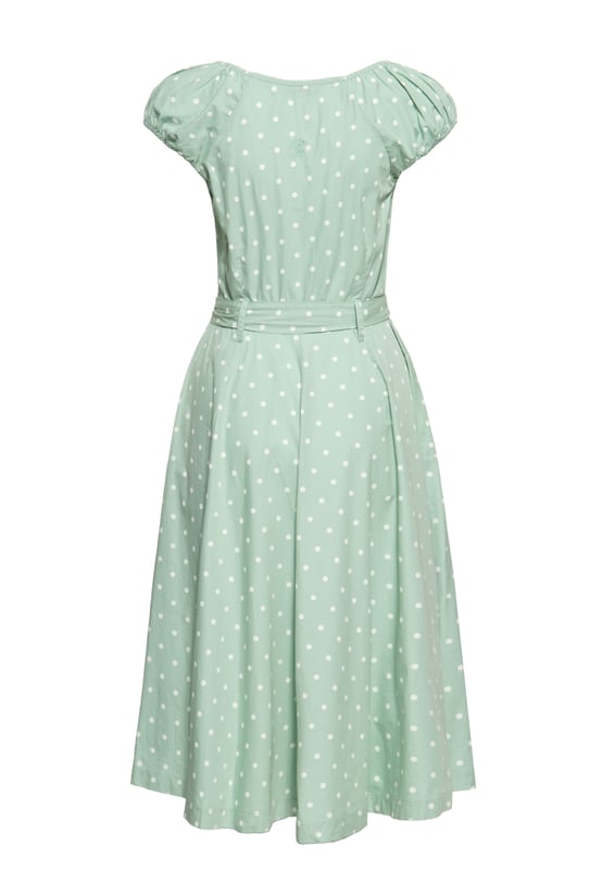 Let's talk about Dots! Mit diesem Swing Kleid mit Polka&Dots All-overPrint erfüllt Queen Kerosin den Traum einer jeden Vintage Queen. Ein absoluter Klassiker in Neuauflage! Der herzförmige Ausschnitt mit farblich angepasster Zierknopfleiste wird durch auf den Schultern ruhenden, leicht gerafften Kappenärmel feminin, verspielt in Szene gesetzt. Die taillierte Passform sowie der verstellbare abnehmbare Gürtel, welcher sich kess zu einer Schleife binden lässt, betont gekonnt die weiblichen Vorzüge. Ein unterlegter Resißverschluss am linken Rippenbogern erleichtert das Aus- und Ankleiden. Ab Taillenhöhe wird in eine fließende schwungvolle A-Linie, in typischer Midi-Länge übergeleitet, welche den charmanten Swing hervorhebt. Eckige Eingrifftaschen runden den authentischen 50s Look perfekt ab und verschaffen Stauraum für die nötigsten Kleinigkeiten. Hergestellt aus hochwertiger Bio-Baumwolle entsteht ein blickdichtes, luftiges Haut- und Tragegefühl unter dem Aspekt der Nachhaltigkeit. Kombiniert zu schwarzen Pumps und rotem Lippenstift ist dir ein unverwechselbarer Rockabella Auftritt garantiert.  QUEEN KEROSIN: Queen Kerosin steht für den amerikanischen Zeitgeist der 50er / 60er Jahre mit Rock'n'Roll Rockabilly, Motorrädern, Bikes, Hot Rod und allem was dazu gehört! Unsere Design mit Vintage Charme versetzen Dich zurück in die gute Zeit.DESIGN: Queen Kerosin präsentiert ihr Swing Kleid mit klassischem Polka&Dots All-over-Print. Die Neuauflage für den authentischen 50´s Vintage Look. Der charmante, herzförmige Ausschnitt mit Zierknopfleiste wird durch auf den Schultern ruhenden, leicht gerafften Kappenärmel stilvoll in Szene gesetzt.PASSFORM: Die feminin taillierte Passform sowie der verstellbare, abnehmbare Gürtel, welcher sich kess zu einer Schleife binden lässt, betont stilvoll die Vorzüge der weiblichen Silhouette. Ab Taillenhöhe wird in eine fließende, schwungvolle A-Linie, und die typisch Falten werfende Midi-Länge übergeleitet. Der unterlegte Reißverschluss am linken Rippenbogen erleichtert das Aus- und Ankleiden optimal.MATERIAL: Hergestellt aus hochwertiger, blickdichter, reiner Bio Baumwolle unter dem Aspekt der Nachhaltigkeit.KOMBINATIONSMÖGLICHKEITEN: Kombiniert zu schwarzen Pumps und rotem Lippenstift ist Dir ein unverwechselbarer Rockabella Auftritt garantiert.LIEFERUMFANG: Das Swing Kleid ist in den Größen XS S M L XL XXL 3XL und 4XL erhältlich.