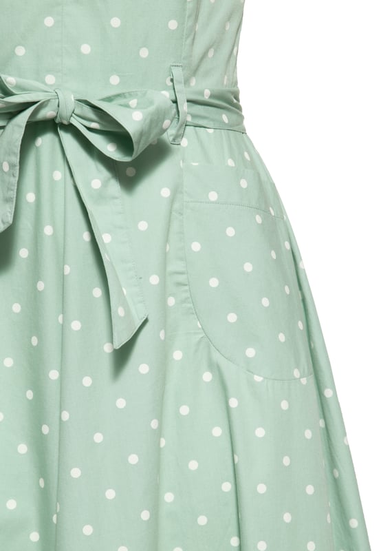 Let's talk about Dots! Mit diesem Swing Kleid mit Polka&Dots All-overPrint erfüllt Queen Kerosin den Traum einer jeden Vintage Queen. Ein absoluter Klassiker in Neuauflage! Der herzförmige Ausschnitt mit farblich angepasster Zierknopfleiste wird durch auf den Schultern ruhenden, leicht gerafften Kappenärmel feminin, verspielt in Szene gesetzt. Die taillierte Passform sowie der verstellbare abnehmbare Gürtel, welcher sich kess zu einer Schleife binden lässt, betont gekonnt die weiblichen Vorzüge. Ein unterlegter Resißverschluss am linken Rippenbogern erleichtert das Aus- und Ankleiden. Ab Taillenhöhe wird in eine fließende schwungvolle A-Linie, in typischer Midi-Länge übergeleitet, welche den charmanten Swing hervorhebt. Eckige Eingrifftaschen runden den authentischen 50s Look perfekt ab und verschaffen Stauraum für die nötigsten Kleinigkeiten. Hergestellt aus hochwertiger Bio-Baumwolle entsteht ein blickdichtes, luftiges Haut- und Tragegefühl unter dem Aspekt der Nachhaltigkeit. Kombiniert zu schwarzen Pumps und rotem Lippenstift ist dir ein unverwechselbarer Rockabella Auftritt garantiert.  QUEEN KEROSIN: Queen Kerosin steht für den amerikanischen Zeitgeist der 50er / 60er Jahre mit Rock'n'Roll Rockabilly, Motorrädern, Bikes, Hot Rod und allem was dazu gehört! Unsere Design mit Vintage Charme versetzen Dich zurück in die gute Zeit.DESIGN: Queen Kerosin präsentiert ihr Swing Kleid mit klassischem Polka&Dots All-over-Print. Die Neuauflage für den authentischen 50´s Vintage Look. Der charmante, herzförmige Ausschnitt mit Zierknopfleiste wird durch auf den Schultern ruhenden, leicht gerafften Kappenärmel stilvoll in Szene gesetzt.PASSFORM: Die feminin taillierte Passform sowie der verstellbare, abnehmbare Gürtel, welcher sich kess zu einer Schleife binden lässt, betont stilvoll die Vorzüge der weiblichen Silhouette. Ab Taillenhöhe wird in eine fließende, schwungvolle A-Linie, und die typisch Falten werfende Midi-Länge übergeleitet. Der unterlegte Reißverschluss am linken Rippenbogen erleichtert das Aus- und Ankleiden optimal.MATERIAL: Hergestellt aus hochwertiger, blickdichter, reiner Bio Baumwolle unter dem Aspekt der Nachhaltigkeit.KOMBINATIONSMÖGLICHKEITEN: Kombiniert zu schwarzen Pumps und rotem Lippenstift ist Dir ein unverwechselbarer Rockabella Auftritt garantiert.LIEFERUMFANG: Das Swing Kleid ist in den Größen XS S M L XL XXL 3XL und 4XL erhältlich.